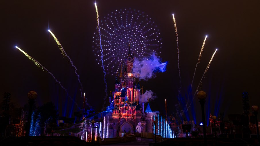 Disneyland de Paris celebra reabertura da Catedral de Notre Dame com montagem de 