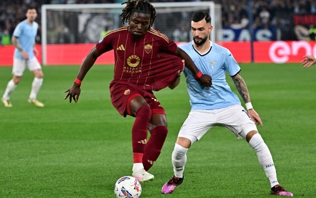 O meia da Roma, Manu Kone, disputa a bola com o atacante da Lazio, Valentin 'Taty' Castellanos, pela 32ª rodada da Serie A no Estádio Olímpico de Roma, em 13 de abril de 2025. O meia da Roma, Manu Kone, disputa a bola com o atacante da Lazio, Valentin 'Taty' Castellanos, pela 32ª rodada da Serie A no Estádio Olímpico de Roma, em 13 de abril de 2025.