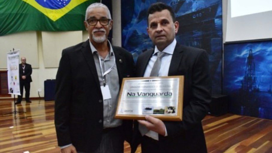 Urandir de Oliveira recebe homenagem em pré-estreia de documentário sobre Fuzileiros Navais do Brasil