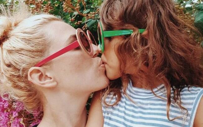 Stevie Niki deu beijo na boca da filha durante foto, mas ficou insegura de compartilhar o momento nas redes sociais
