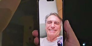 Toc toc e tornozeleira patriota: memes de Bolsonaro após operação