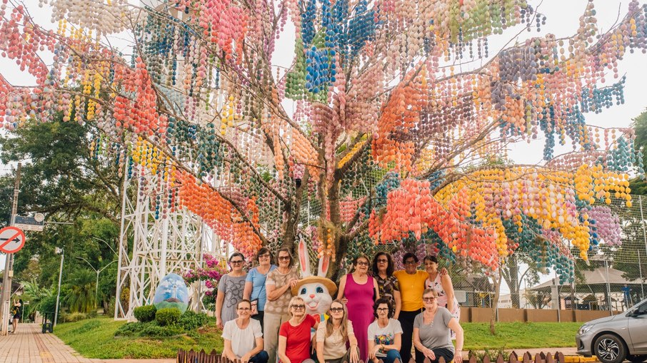 Turmas de voluntárias na árvore de Augusto Pestana (RS)