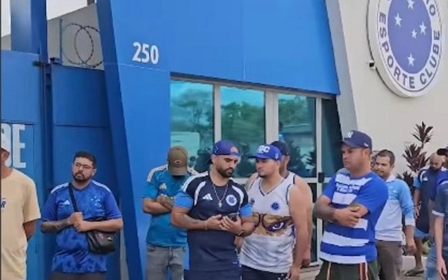 Lucas Romero, que está desfalcado, foi o único jogador a conversar com os torcedores