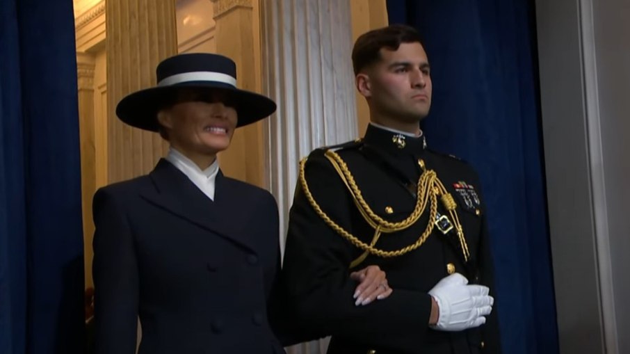 O look escolhido por Melania, chamou atenção pelo uso de um chapéu inusitado