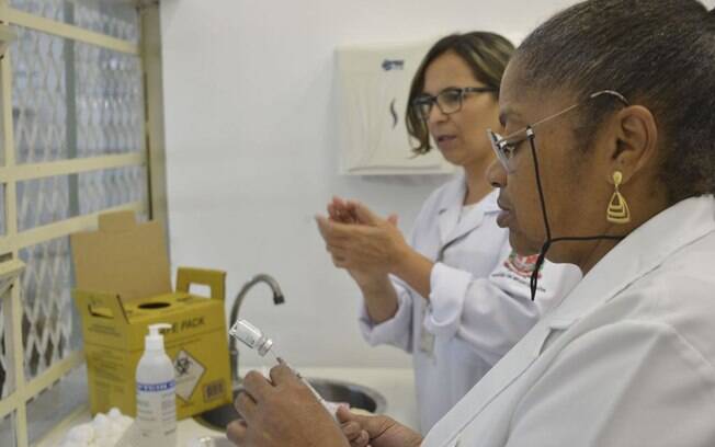 As vacinas para idosos são administradas mediante a apresentação de um documento de identificação