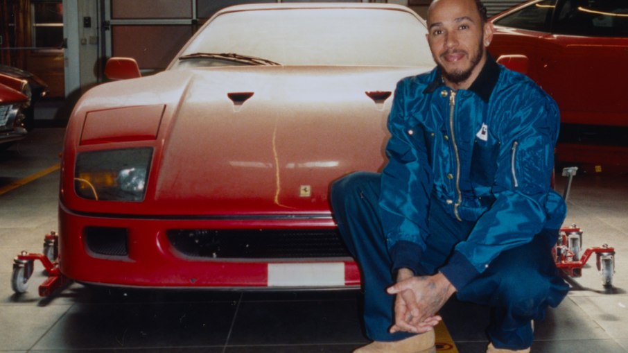 Lewis Hamilton realizou o antigo desejo de ter uma Ferrari F40 em sua coleção