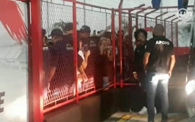 Calados após derrota na Copa do Brasil, jogadores do Corinthians atendem torcedores