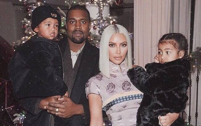 Kim Kardashian ao lado do marido Kanye West e os filhos North e Saint West