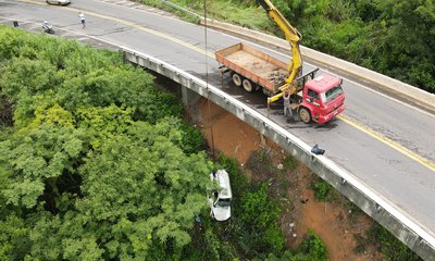 Carro cai 40 metros em ribanceira, mas casal sai ileso; veja vídeo de resgate