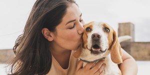 Conheça os perigos de beijar na boca do cão
