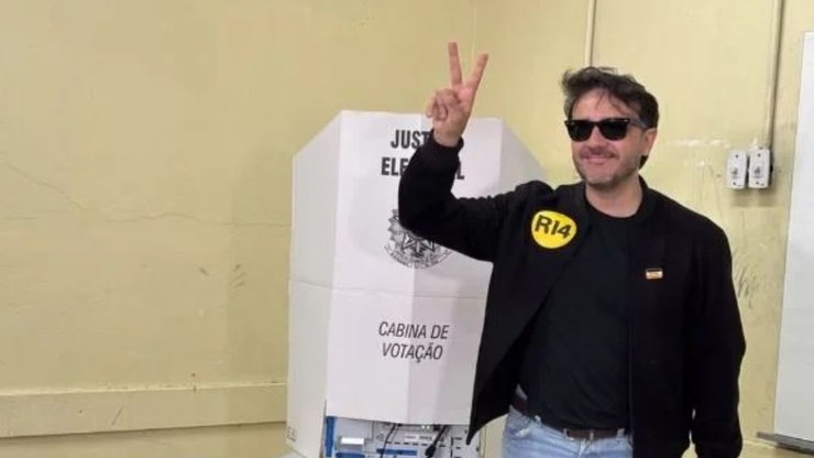 Ao votar, Renan Santos diz que eleição de 2026 é a "mais bizarra"