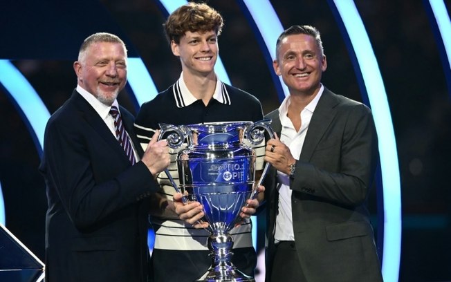 O presdidente da ATP, Andrea Gaudenzi (D), durante a entrega do troféu de número 1 do ranking a Jannik Sinner (D) ao lado do lendário ex-tenista alemão Boris Becker (E), na última segunda-feira, em Turim