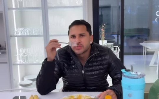 Lucas Guimarães visita casa de Carlinhos e climão chama atenção