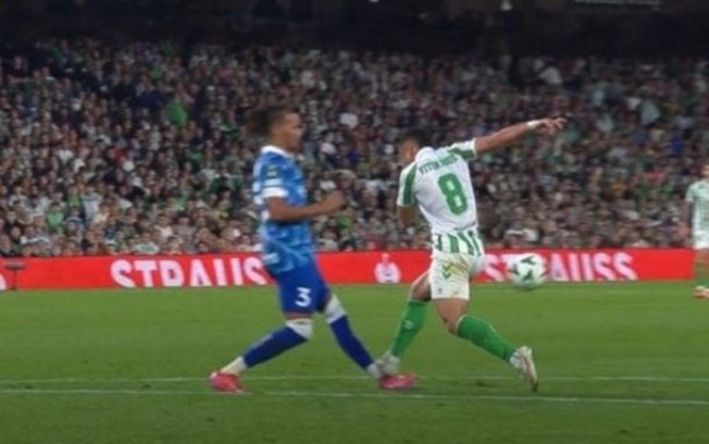 Vitor Roque em ação pelo Betis na Liga Conferência