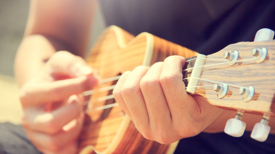 Uma seleção dos instrumentos musicais com preços imperdíveis para se divertir em grupo na melhor época do ano!