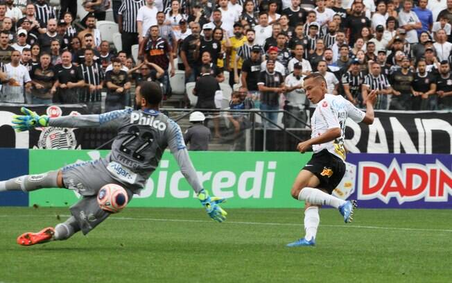 Janderson marcou o 2º gol do Corinthians e foi expulso por comemorar com a torcida