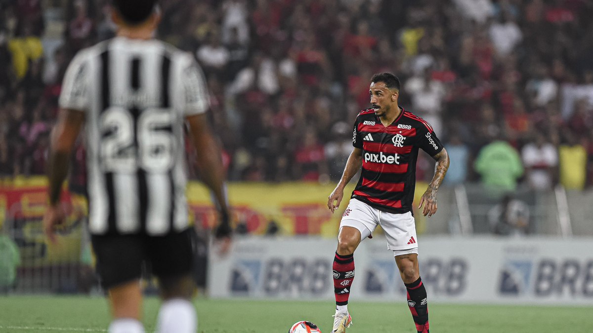 Danilo em partida contra o Botafogo Danilo em partida contra o Botafogo