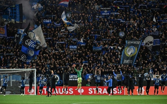 Jogadores da Atalanta comemoram com os torcedores no Estádio Atleti Azzurri d'Italia, em Bérgamo após se classificarem para as semifinais da Liga Europa ao eliminar o Liverpool, em 18 de abril de 2024.