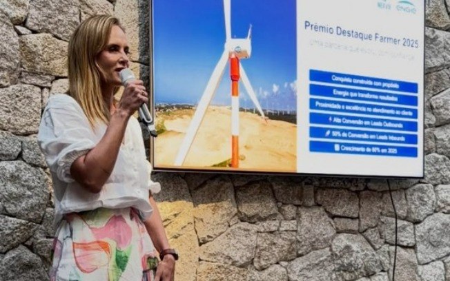 Carol Fantinati, fundadora da Nexvie Energia, durante atendimento a cliente sobre soluções de geração distribuída
