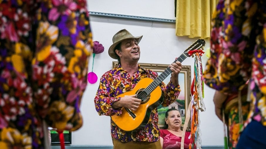 Músico se apresentando na Casa de Cultura Rancho do Tropeiro Ernesto Villela em São José dos Campos (SP)