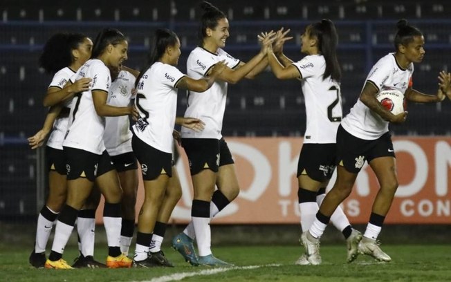 Corinthians goleia a Portuguesa no Paulistão Feminino e segue 100% na competição