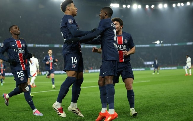 O atacante francês do Paris Saint-Germain, Ousmane Dembelé (centro), comemora seu gol contra o Lyon na 15ª rodada da Ligue 1, em 15 de dezembro de 2024, em Paris O atacante francês do Paris Saint-Germain, Ousmane Dembelé (centro), comemora seu gol contra o Lyon na 15ª rodada da Ligue 1, em 15 de dezembro de 2024, em Paris