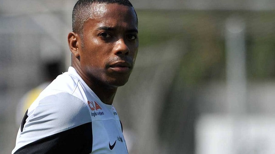 Robinho é visto em churrasco no Santos; clube emite nota sobre o caso