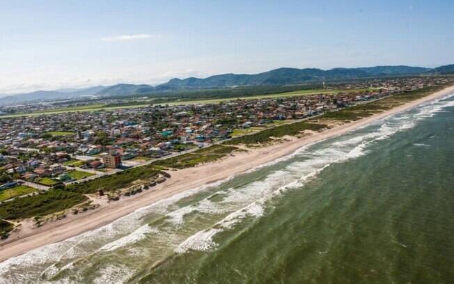 De acordo com novas orientações, as praias só estão livres para pesca e esportes aquáticos, sendo proibida a permanência na areia