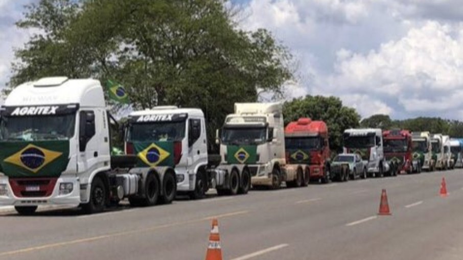 Caminhões em direção ao QG do Exército