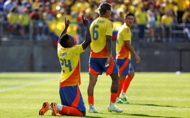 Jhon Cordoba comemora após marcar na vitória da Colômbia por 3 a 0 sobre a Bolívia, em amistoso antes da Copa América disputado em Hartford, Connecticut, em 15 de junho de 2024 (Foto de Winslow Townson/Getty Images)