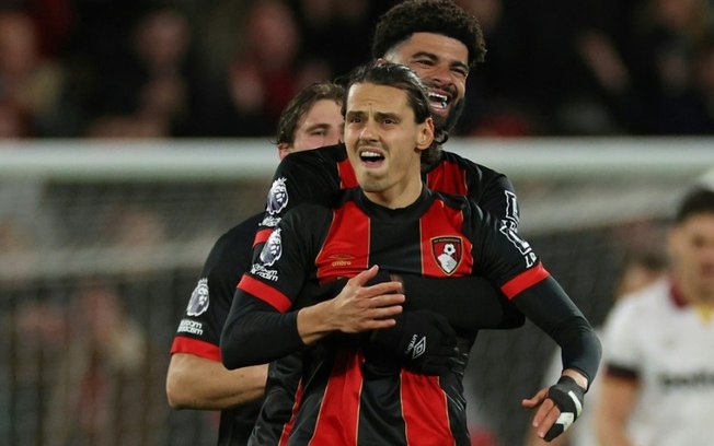 Bournemouth's Enes Unal (C) celebrates scoring against West Ham