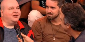 Tadeu Schmidt comete gafe ao entrevistar deficiente visual no BBB