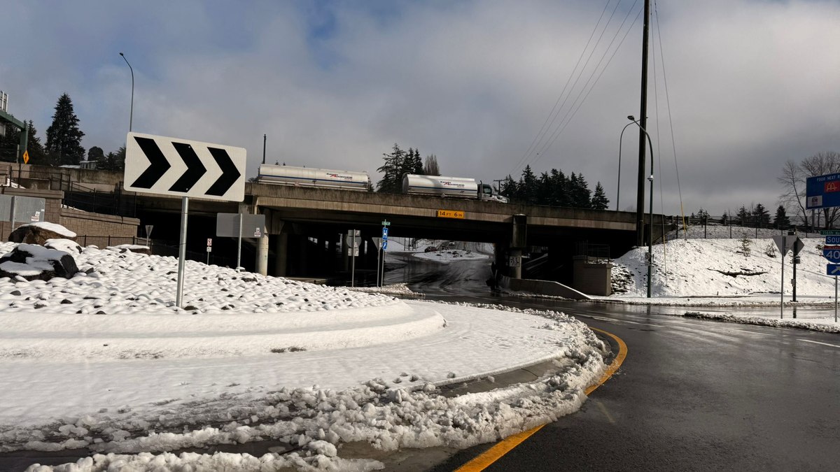 Apesar do grande volume, neve começa a derreter nas ruas da cidade