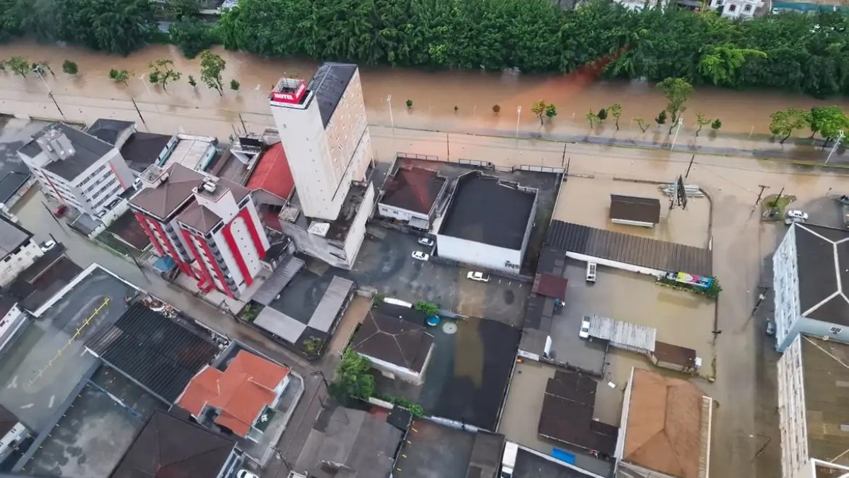 Em Joinville, alagamentos atingiram ruas e bairros inteiros