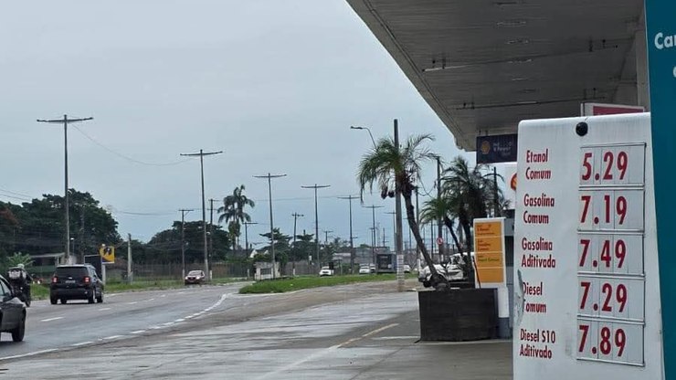 Gasolina sobe mesmo sem reajuste e pressiona bolso do brasileiro