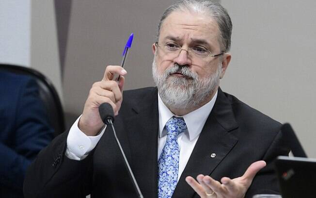 Aras acredita que Bolsonaro pode ter sido vítima.