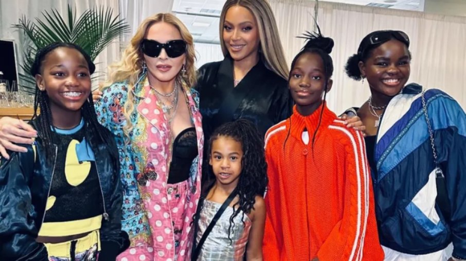 Madonna tieta Beyoncé após show e cantoras posam juntas