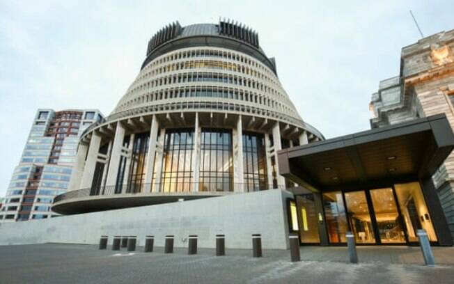 Nesta quarta-feira (12), um homem atacou os edifícios do parlamento da Nova Zelândia com um machado