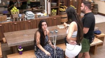 Emparedada, Giovanna chora ao quebrar o pé na primeira festa