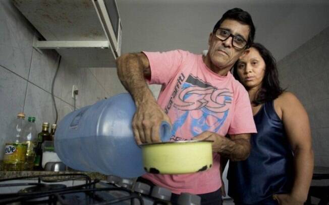 Desempregados, o casal José Airton Amorim e Solange Soares escolhem entre água mineral e comida para casa 
