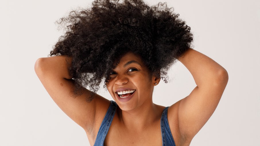 Cabelos com curvatura precisam de atenção especial na hora de fazer umectação