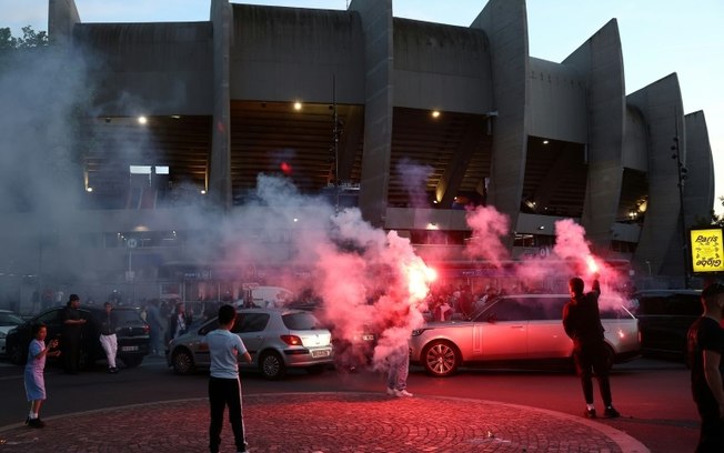 Hinchas del PSG queman bengalas en los alrededores del estadio Parque de los Príncipes. En París, el 10 de mayo de 2024