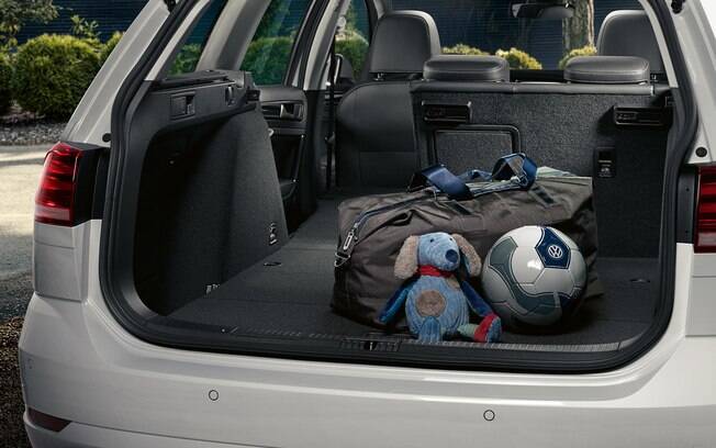 Volkswagen Golf Variant: porta-malas da perua pode levar até 605 litros de bagagem, segundo a fabricante