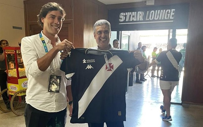 Vasco exibe uniforme como nome da nova patrocinadora do clube