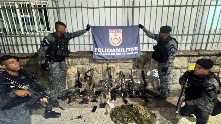 PMs apreenderam 6 fuzis, 3 pistolas e 1 granada durante a ação