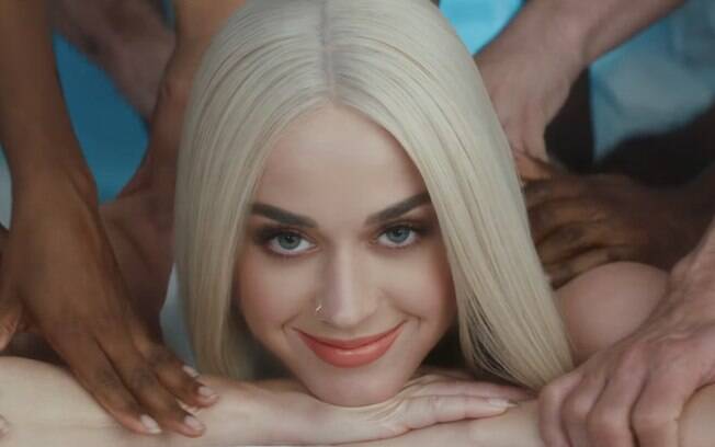 No ponto, Katy Perry ousa em novo videoclipe cheio de sensualidade e ousadia da música ''Bon Appétit''; ouça