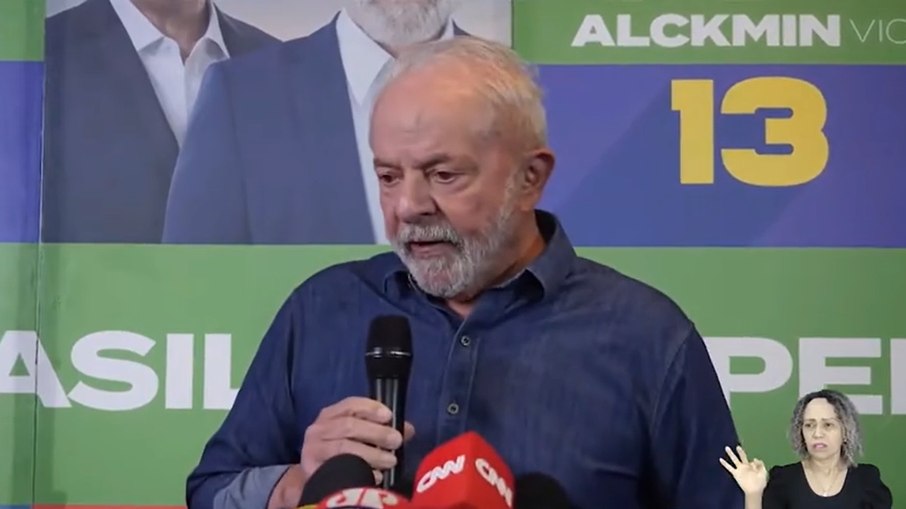 Lula durante coletiva de imprensa em São Paulo