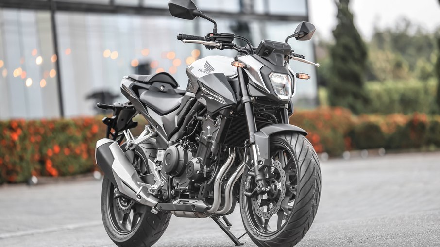 Honda CB500 Hornet 2027 ganha nova cor Prata Metálico e chega às concessionárias em junho
