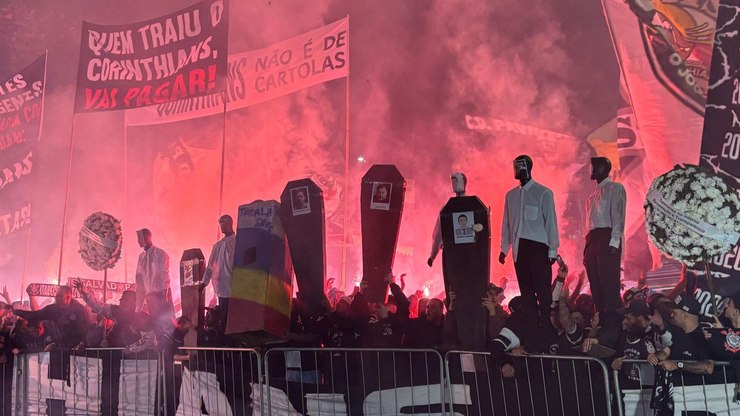Torcida%20protesta%20com%20caix%C3%B5es%20de%20ex-presidentes%20do%20Corinthians