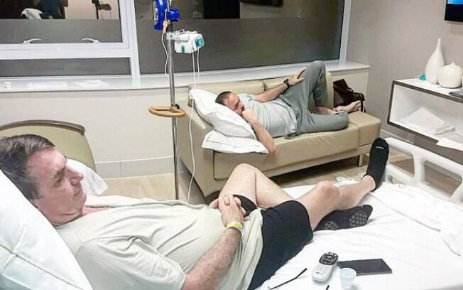 Carlos Bolsonaro publicou foto com o pai no hospital na noite do sábado (14)